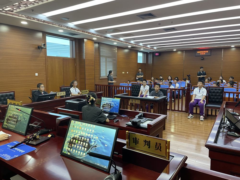 京郊小学生模拟庭审,个个想当"审判长"无人愿上"被告席"