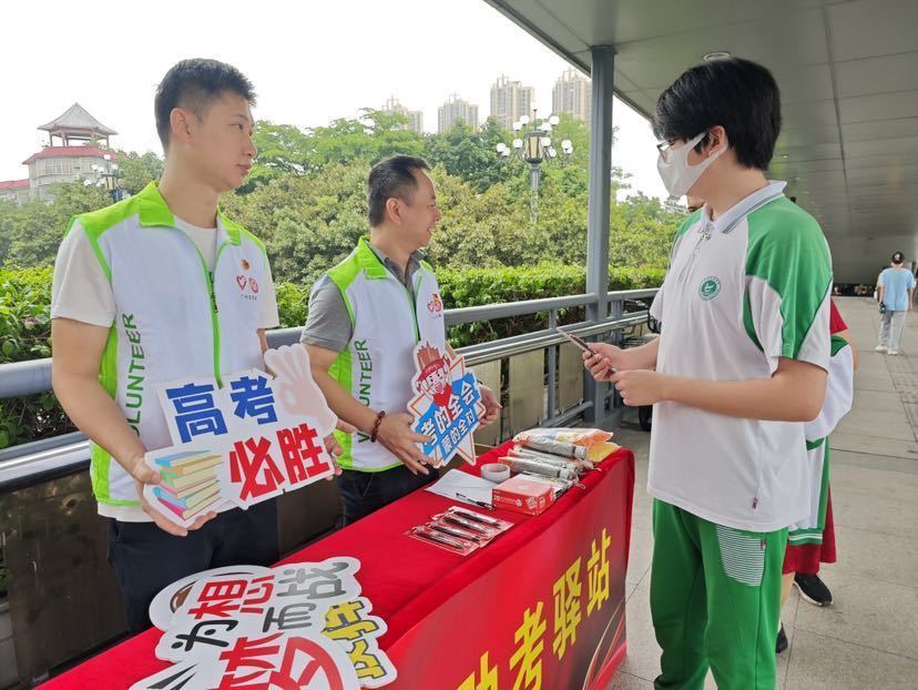 上午6时许,巴士集团的志愿者们就已跟随送考大巴来到圆玄中学,大岗