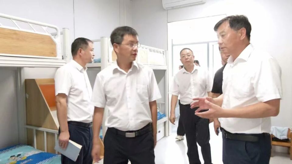 尹亮等县领导调研教育重点工作