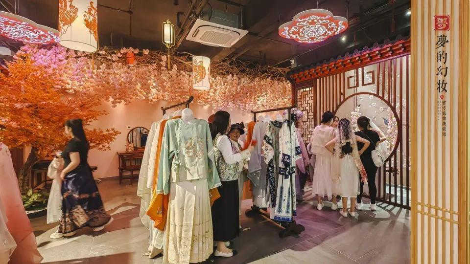 衣袂当风,行走于古色古香的中国最美水乡,在画舫上拍照,乘坐摇橹船