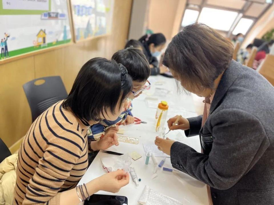 巧手掐丝承古韵，感受“掐丝书签”的魅力_腾讯新闻