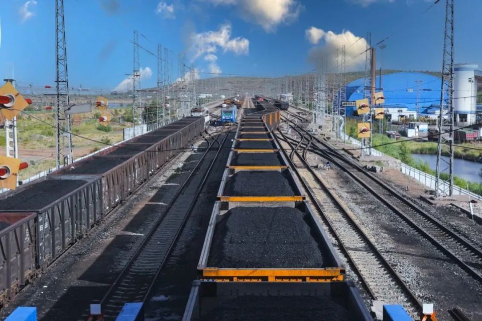 满载乌金的运煤专列驶出神东洗选中心布尔台选煤厂装车车间.