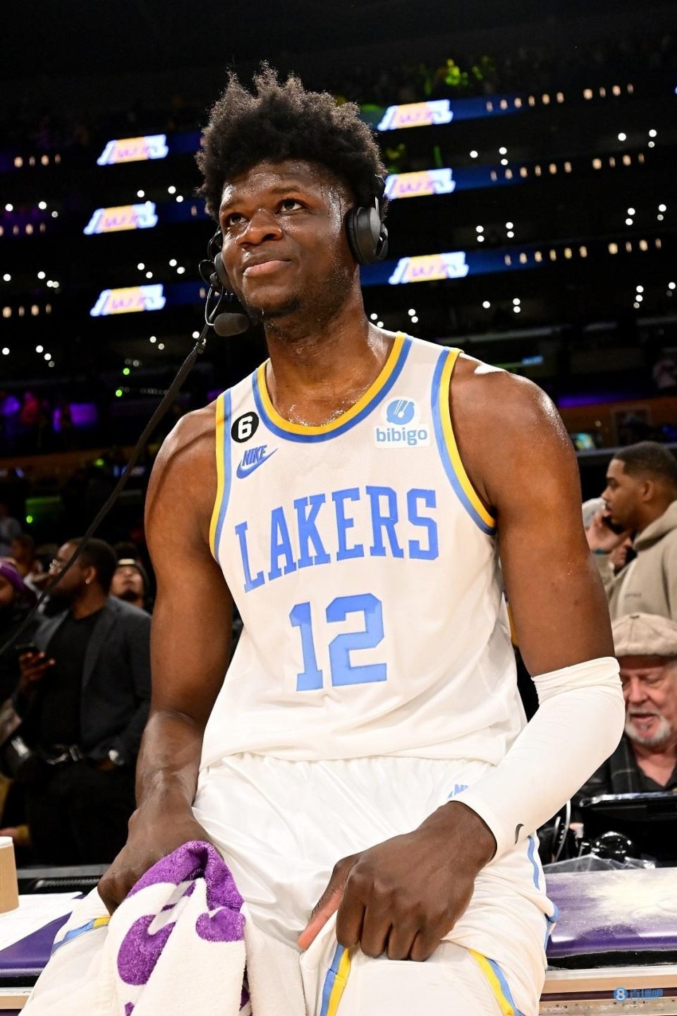 躺赢湖人全队更衣室为班巴庆生斯维德捧蛋糕唱歌班巴戴墨镜傲娇