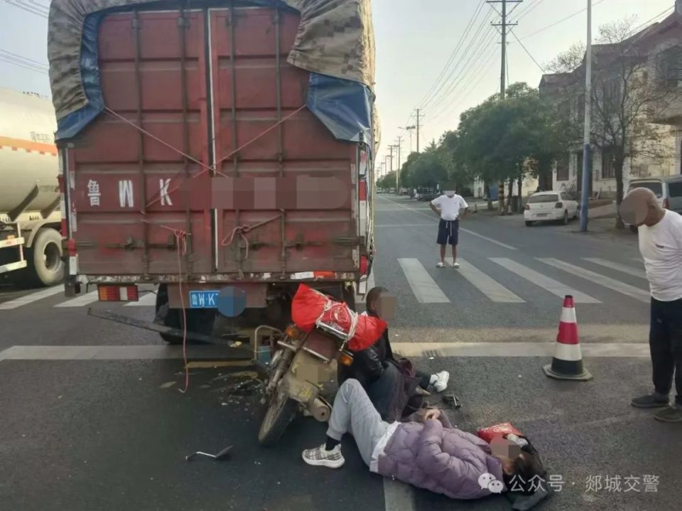 突发!郯城一路口发生车祸,摩托车追尾大货车,两人伤情严重