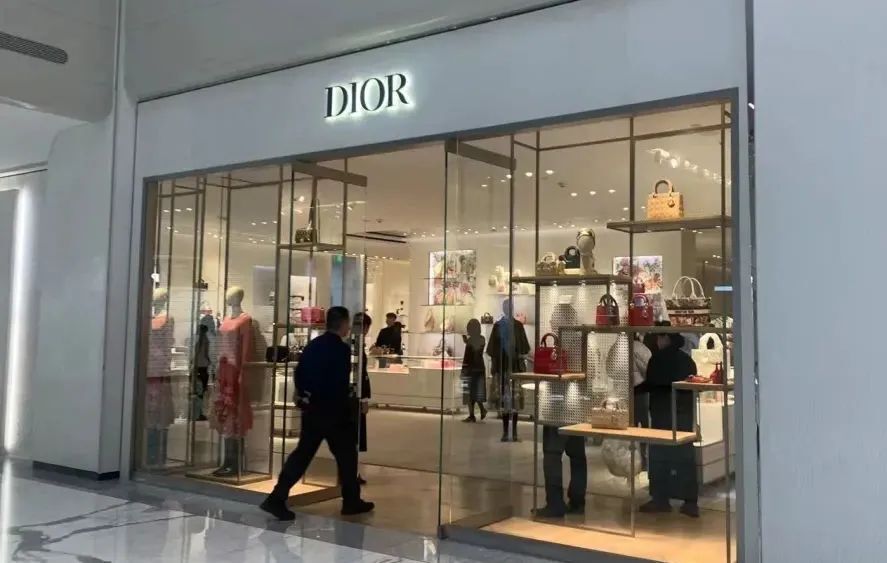 一家家门店按品类紧密排列,没有过多外摆和装饰,货品简单放在货架上