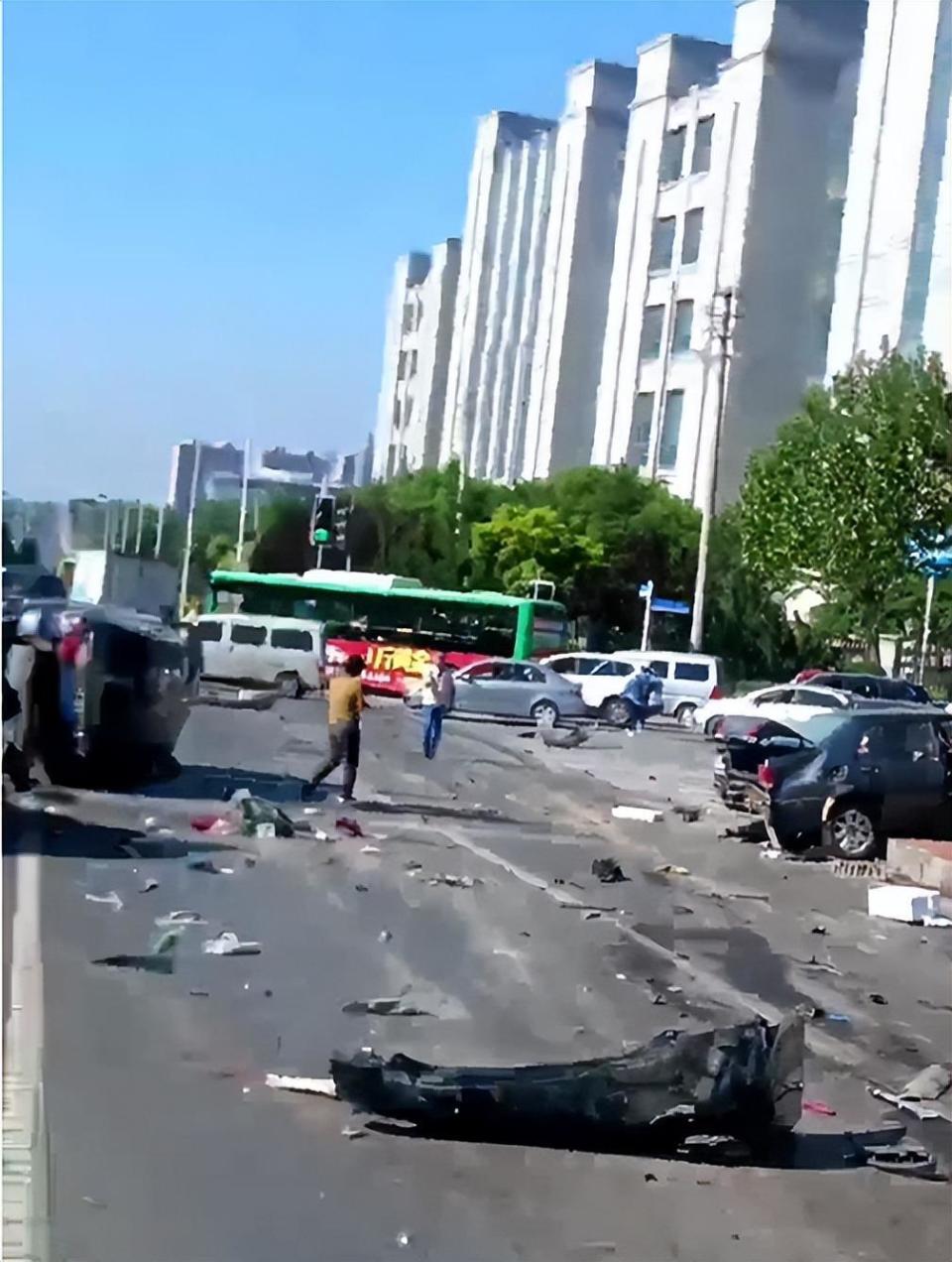 撞车现场一片狼藉,至少5部车辆被严重撞毁.