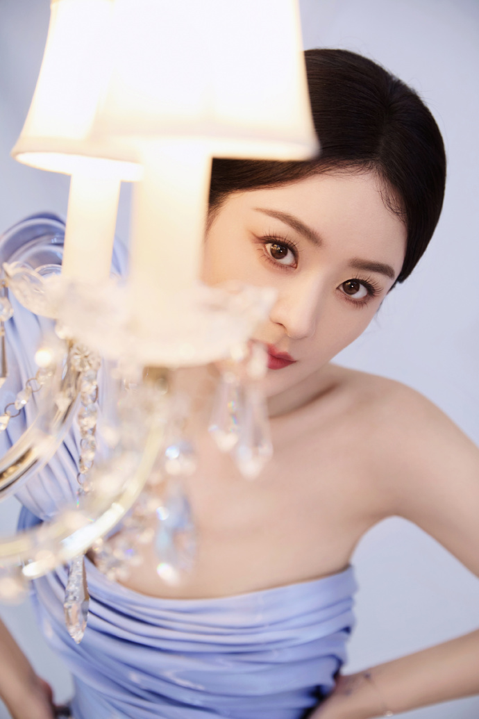赵丽颖冯绍峰七夕同晒美照,男帅女靓超养眼,手戴戒指引猜疑
