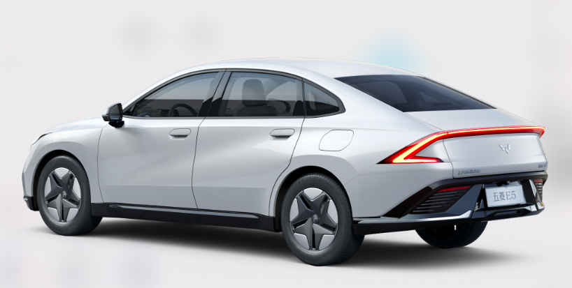 98 万元起,五菱 e5 纯电动轿车上市:五菱星光网约车版本