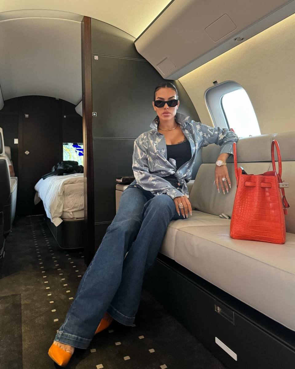 c罗与乔治娜一起蒸桑拿秀恩爱,一家人休闲度假