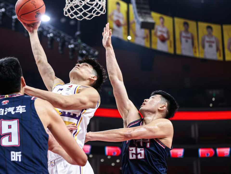 险胜北控队广东强行扶正张皓嘉张文逸杜锋被迫雪藏黄明依