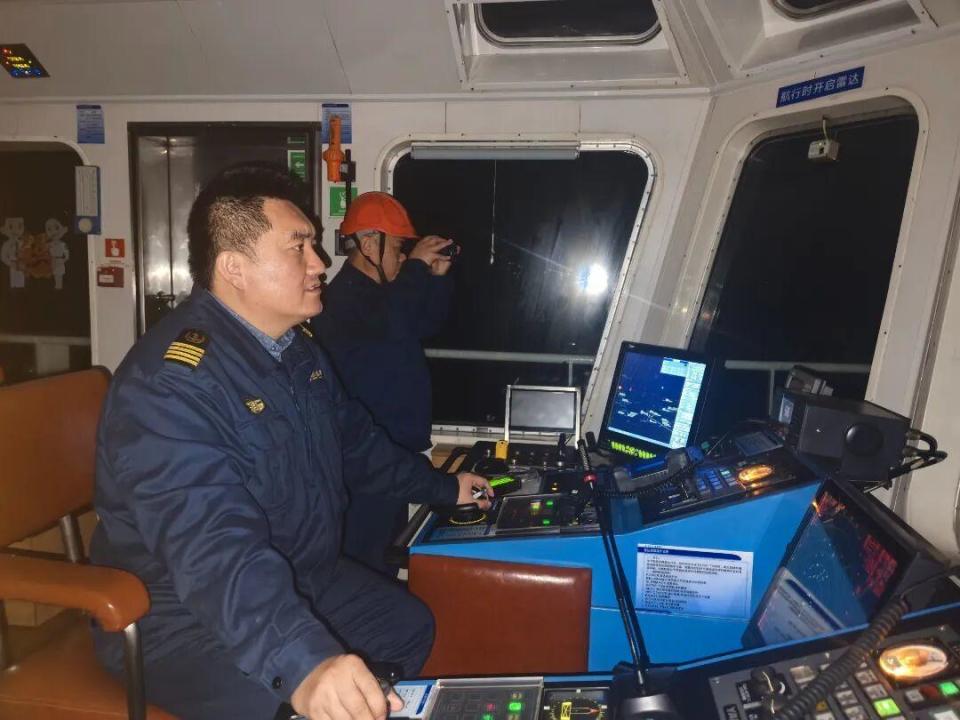 深夜驰援25海里！青岛港拖轮5小时生死救援患病船员_腾讯新闻