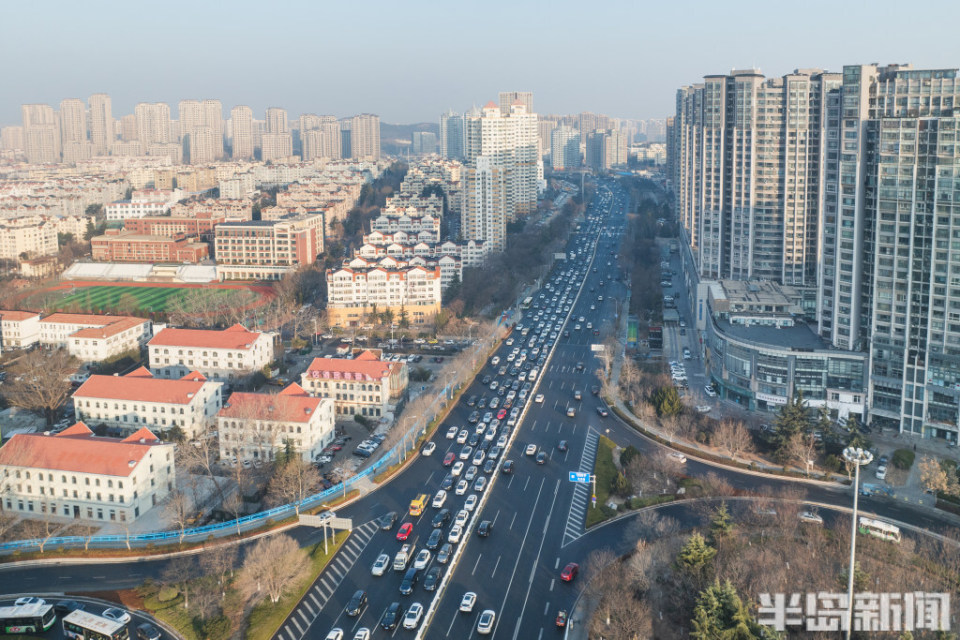 遼陽快速路全線通車早高峰周邊交通情況畫風不同