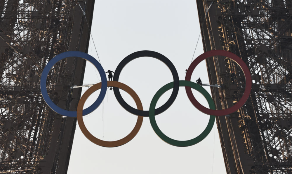 埃菲尔铁塔安装奥运五环,将保留至残奥会结束