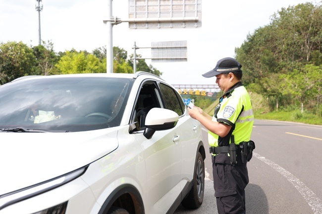 节日我在岗丨中秋团圆路 儋州公安交警在守护