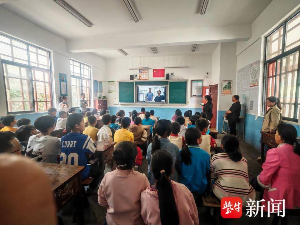 贵州山区学生"云"观军校度过不一样的国际"儿童节"