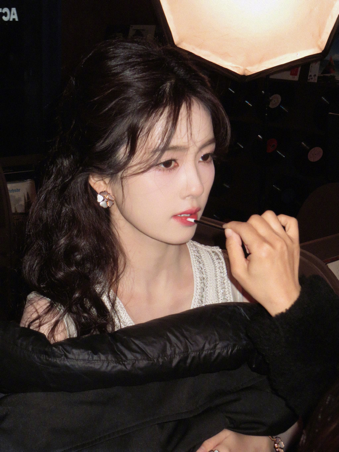 白鹿晒照清纯甜美宛如初恋,手拿棒棒糖恬静迷人,眼神坚定有魅力_腾讯