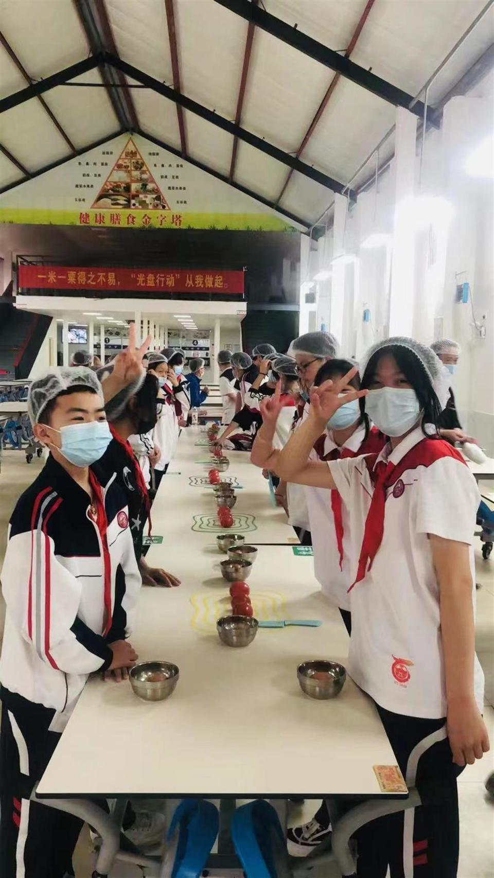本学期开学没多久,武昌文华中学的学生们发现,学校许多花坛都被"拆了"