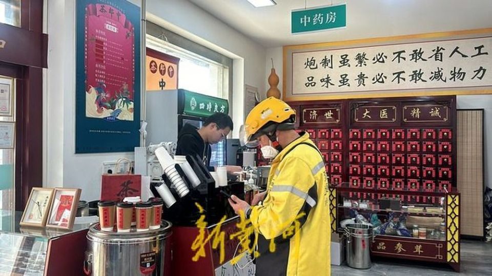 前来取餐的外卖小哥络绎不绝,由于招牌不显眼,不少外卖小哥在门口徘徊