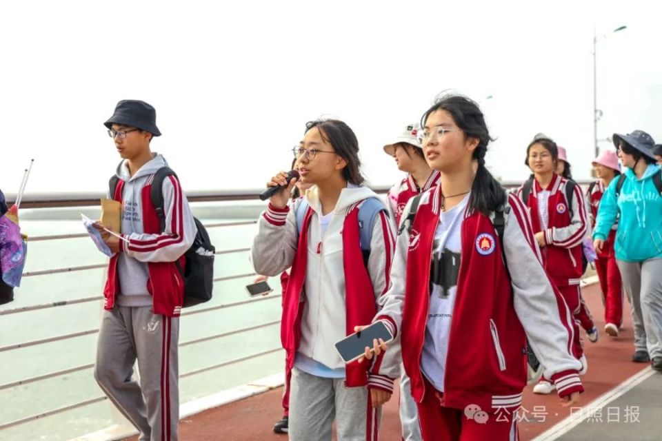 通过远足活动,用脚步丈量日照一中百年历史,将学校百年风华展示于青春