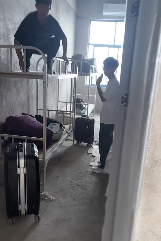 周口郸城一高中宿舍为毛坯房,校长称寒假装修"学生只能克服一下"