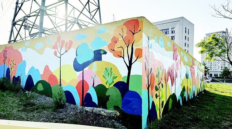 工程学院的大学生墙画志愿者服务队,开展了"美育浸润"公益墙绘活动