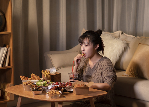 独居不孤独的城市青年明天生动而具体