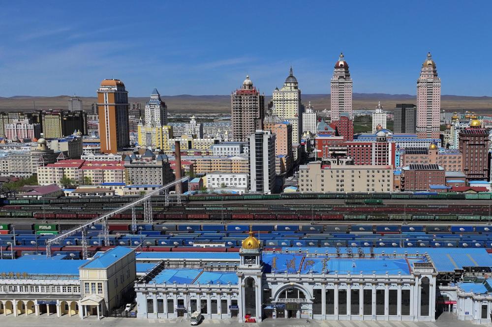 5月15日,出口中欧班列在中国铁路哈尔滨局集团有限公司满洲里站内整装