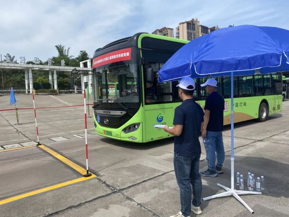 公司组织驾驶员陈艳丽,王欢,牟智勇参加比赛.