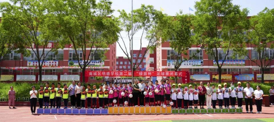 明德小学负责人在闭幕式致辞中希望同学们把赛场上表现出来的这种自信