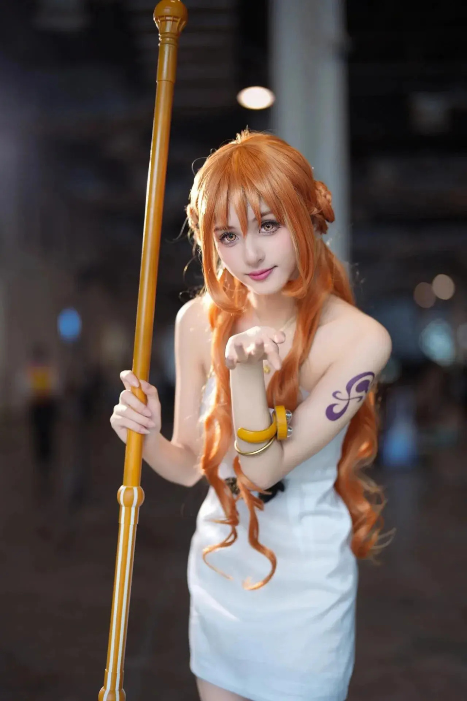 海贼王cos:外国美女cos娜美,白色短裙美爆,大长腿神还原