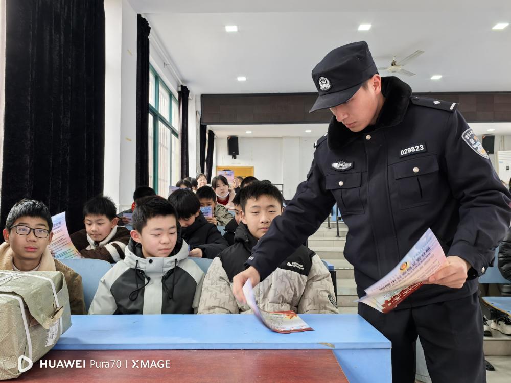 民警送教进课堂 共筑安全防线_腾讯新闻
