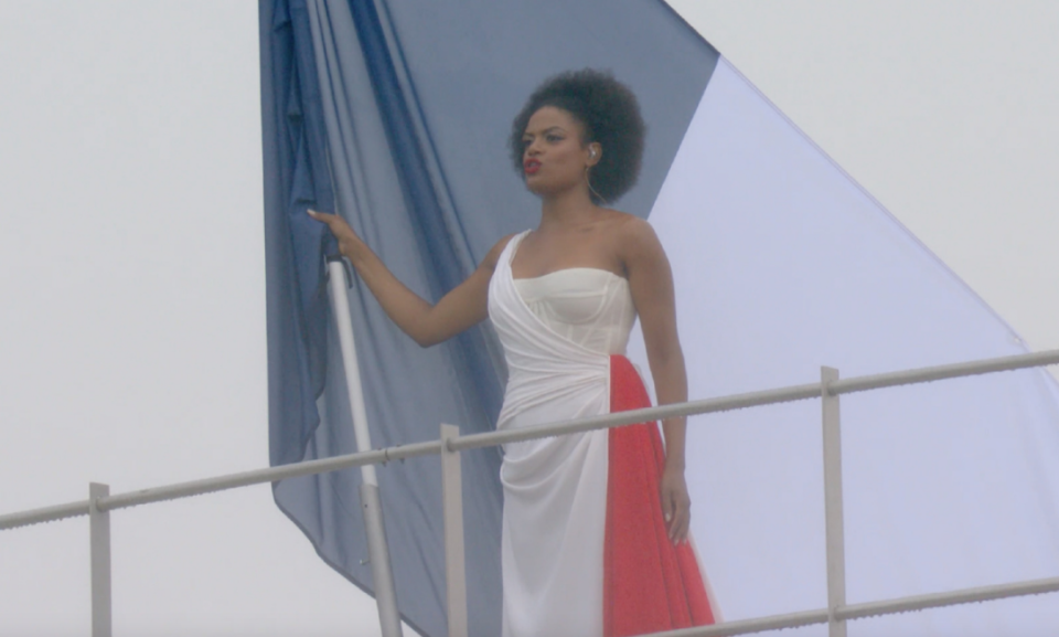 网友们直呼道,"嘎嘎简直就像火烈鸟一样窜出来",当这位女歌手一开口