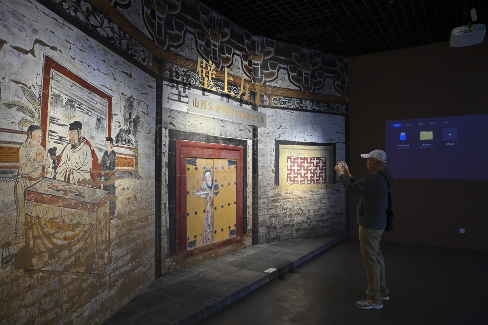 观众在陕西历史博物馆秦汉馆参观.