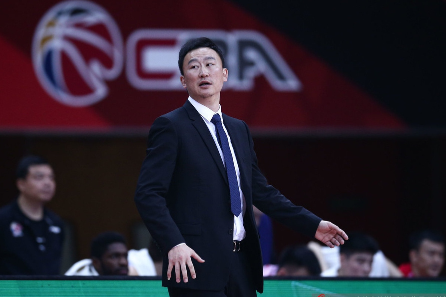 刘维伟是CBA顶级教练，当球员时成就如何？名利双收最该感谢妻子_腾讯新闻