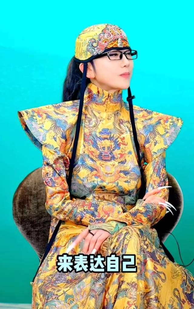 64岁杨丽萍"龙袍"加身,佩戴几千万翡翠套装,艳惊四座!