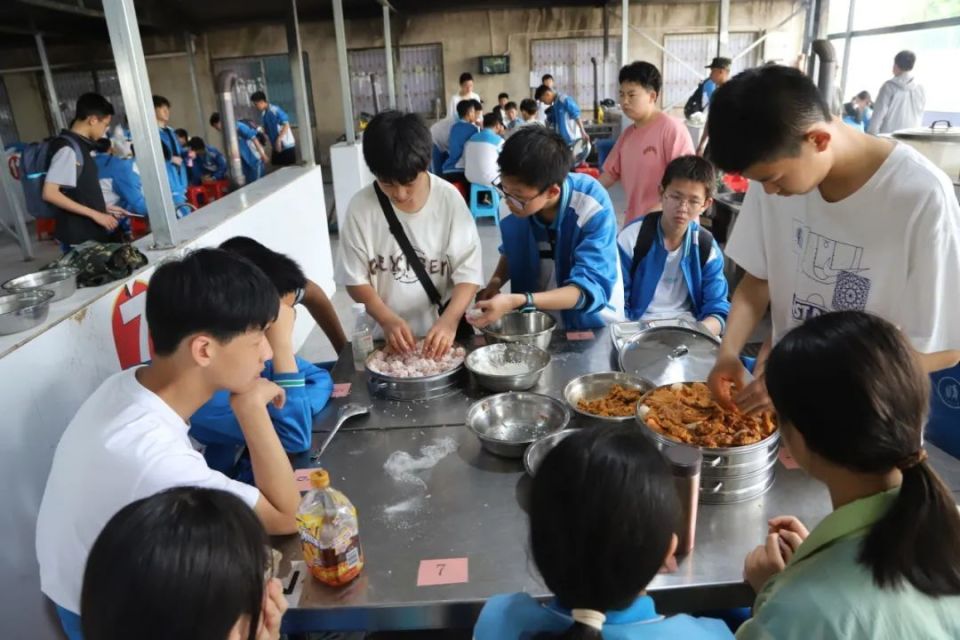 中午,同学们兴致勃勃地开展自助野炊,一起学习天门蒸菜的做法,自己