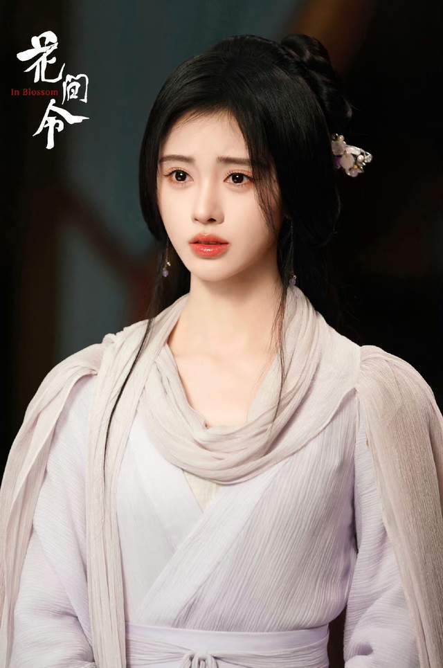 鞠婧祎生日发文引热议,疑遭经纪公司背刺,助理表态称:别来沾边