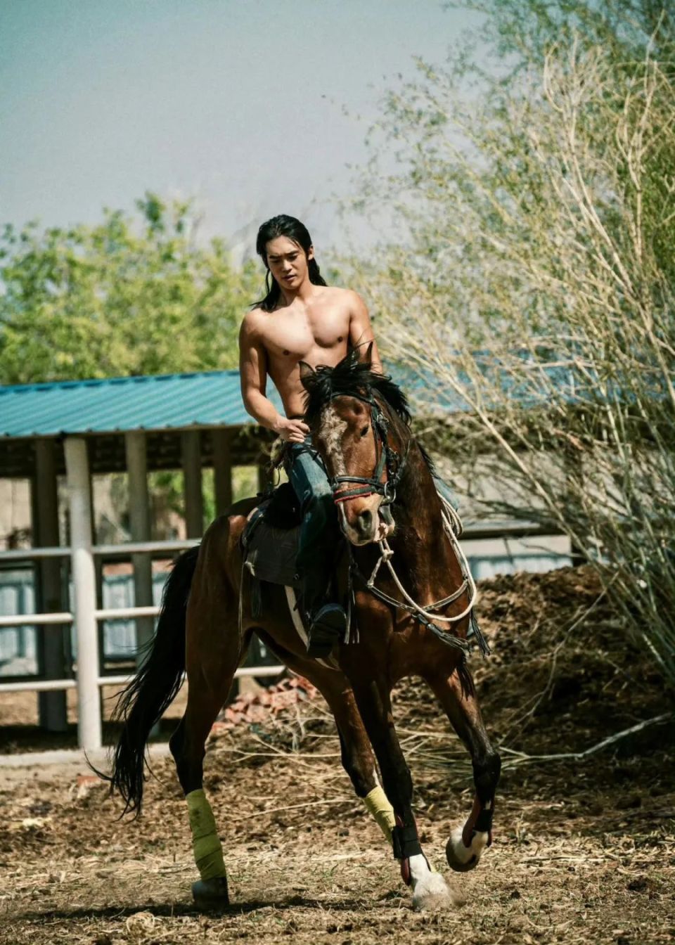 27岁“内娱新老公”爆火：金城武的脸，吴磊的身材，太绝了！-腾讯新闻