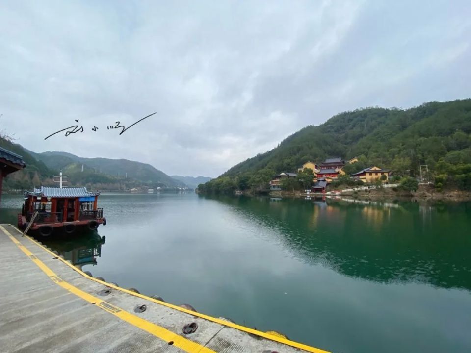 浙江省云和县"最独特"的寺庙,有300多年历史,乘船才能进去_腾讯新闻