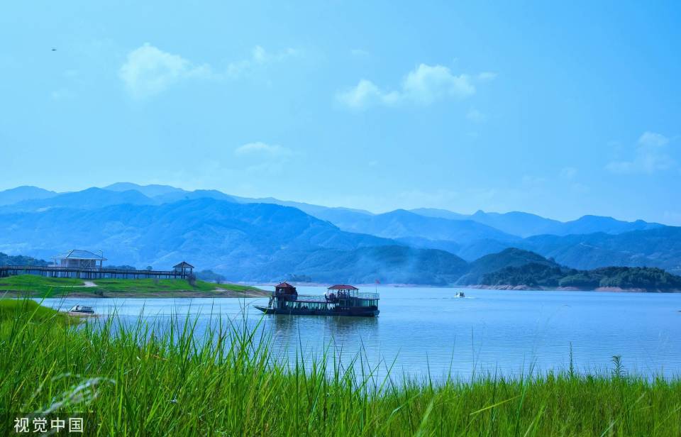 茶,而宁静却是"落日平台上,春风啜茗时"的悠闲安逸,是"雪液清甘涨井泉