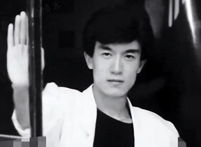 一位年轻老师竟然嘲笑他没有画画的天赋,生性内向的李咏一下子便深受