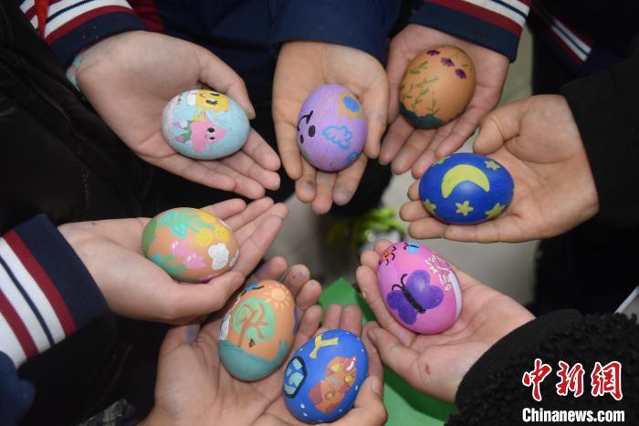 山东郯城:清明时节绘彩蛋 多彩民俗祈安康_腾讯新闻