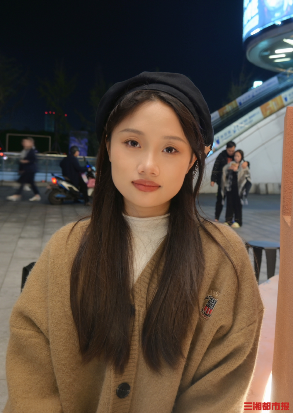 选购的过程中,贺晶发现网上购物虽然选择多,但不能上身试,对于旗袍