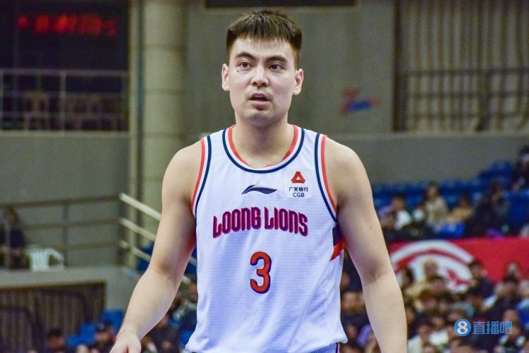 今天是三分的神!贾明儒三分9投8中高效轰下26分4篮板!