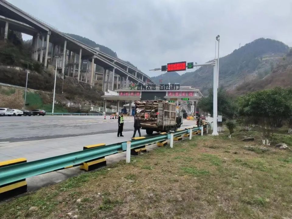 4月1日上午10点,铜仁市高速交警沿河大队执勤民警在沿河收费站展开