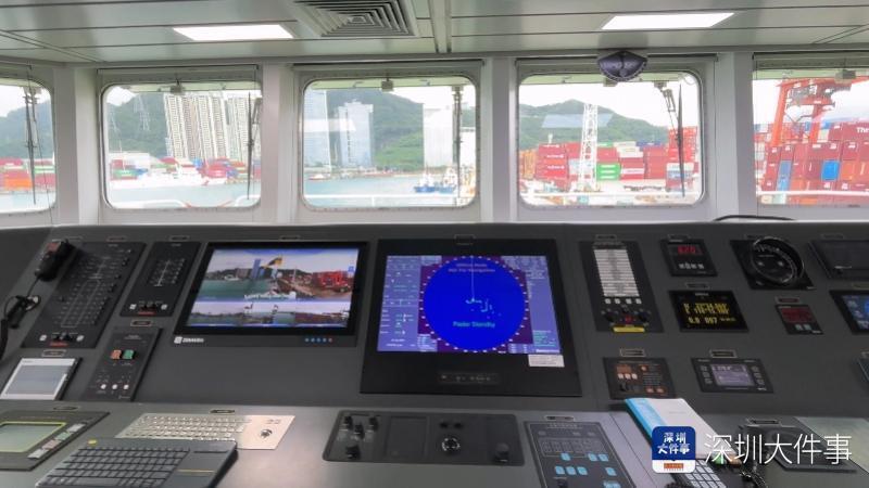 市民们在执法人员的引导下,参观了船上的主题展厅,驾驶舱和中央指挥室