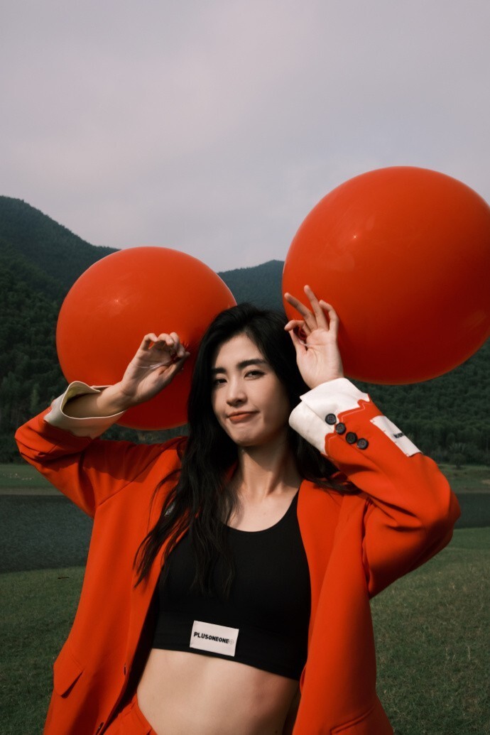 山水间的色彩碰撞,赵丽娜西服变装写真美丽灵动-腾讯新闻