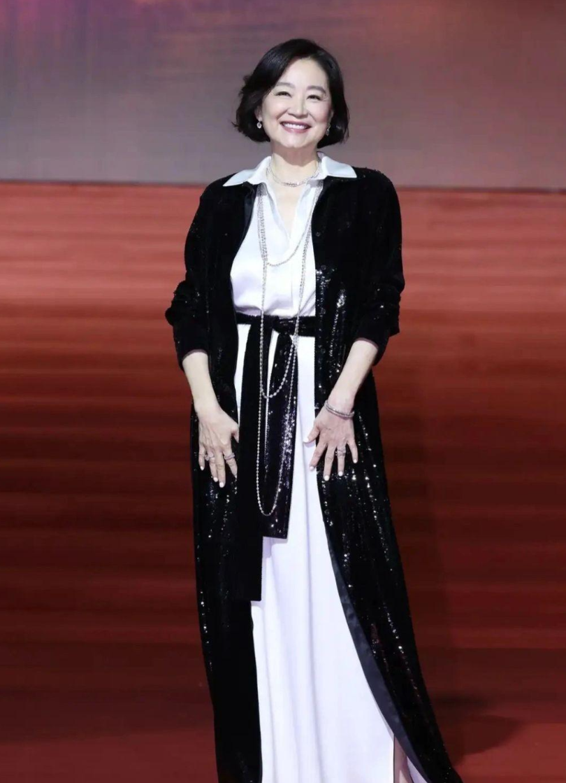 69岁自然老去的林青霞,穿着端庄得体又显贵,到老都没有大妈感