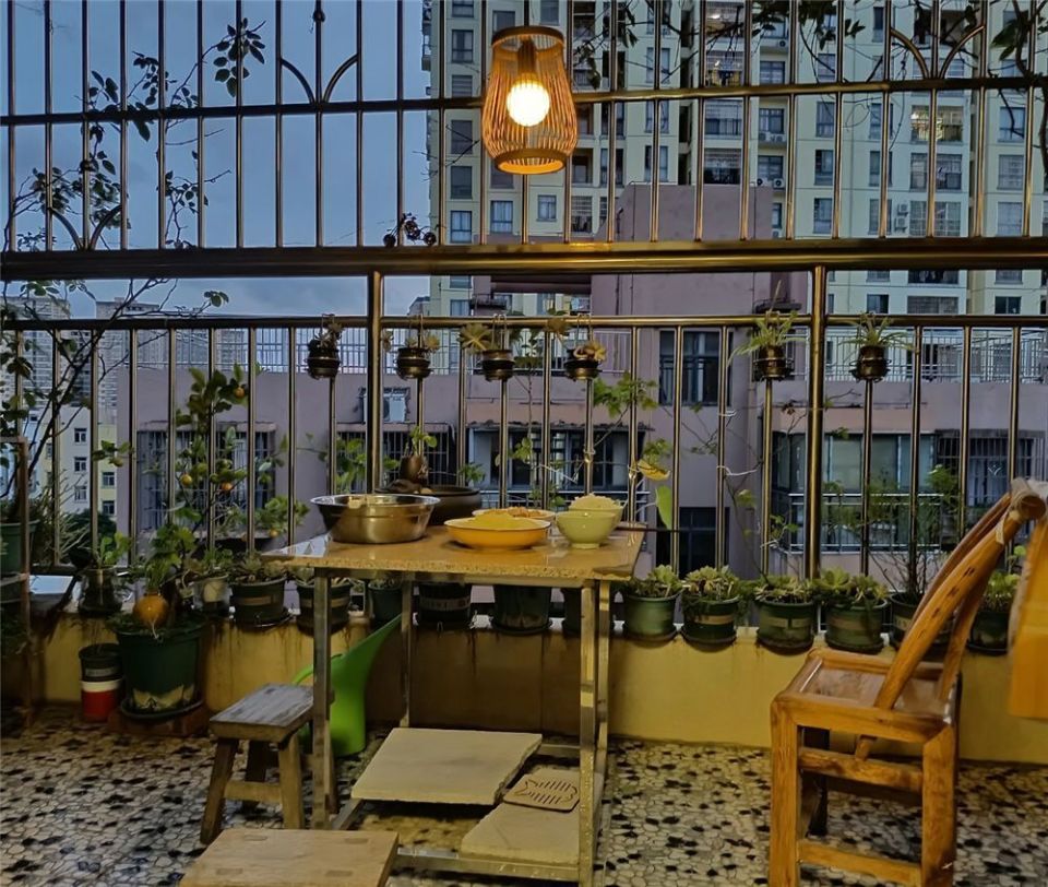 广西33岁大哥的阳台火了,半开放阳台保留"毛坯风",独处太惬意