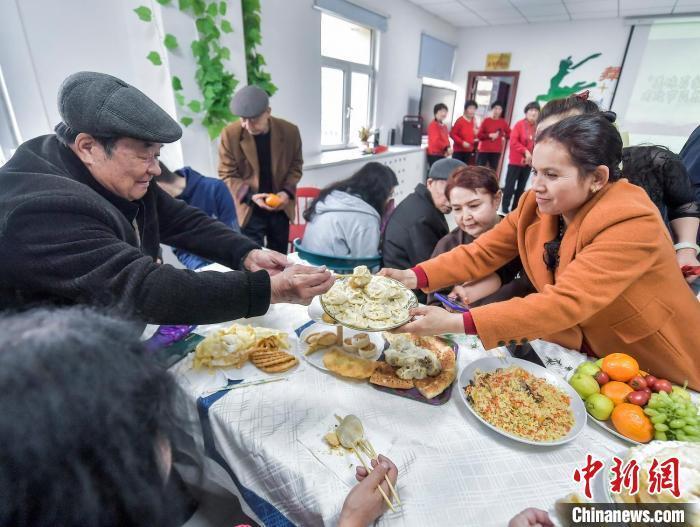 乌鲁木齐居民品家宴欢度肉孜节